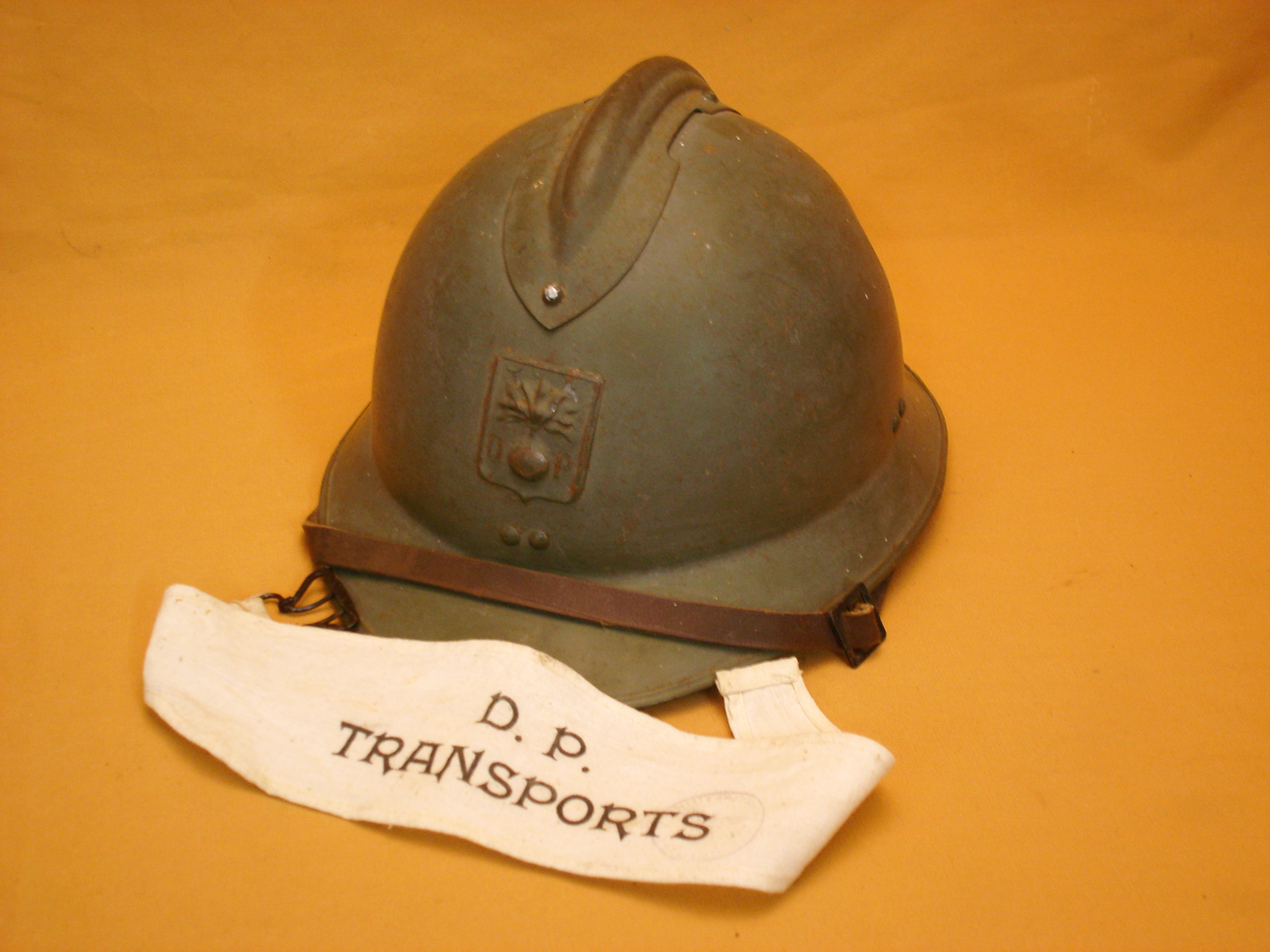 Casque Adrian 26 et brassard DP.