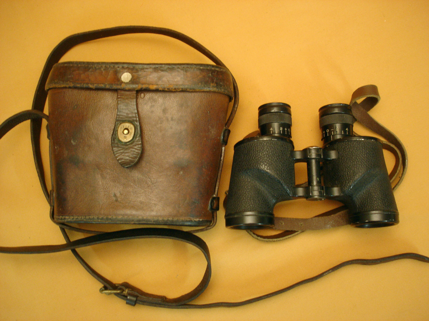 Jumelles US datées 1943.